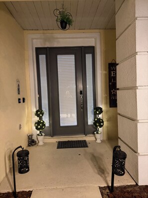 Exterior detail - 4 Bed,3.5 Bath, 2 Masters Sf Pool / Kiddie Pool, Lakeside (Kissimmee)