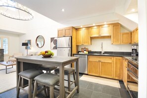 冷蔵庫、電子レンジ、オーブン、コンロ