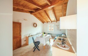 Frigorífic, placa de cuina i utensilis de cuina, vaixella i coberteria 