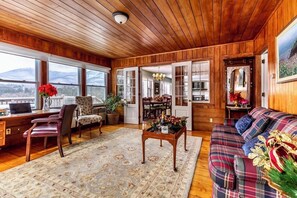 Smart TV, fireplace, DVD player, table tennis
