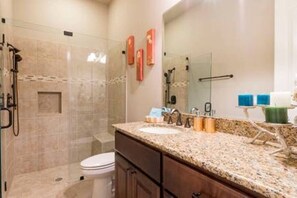 Combined shower/tub, hair dryer, towels, shampoo - Very spacious, private location with open area, good for family travel (Sugar Land)