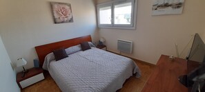 2 室のベッドルーム、アイロン / アイロン台、WiFi (無料)