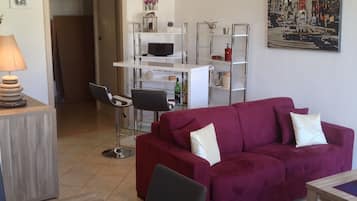 Smart-tv, boeken en een stereo