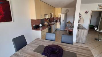 Een koelkast, een magnetron, een oven, een kookplaat