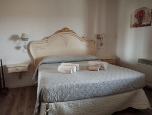 3 Schlafzimmer, Schreibtisch, Bügeleisen/Bügelbrett, Reisekinderbett