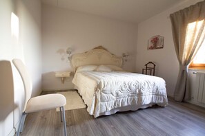 3 chambres, bureau, fer et planche à repasser, lit de bébé portatif