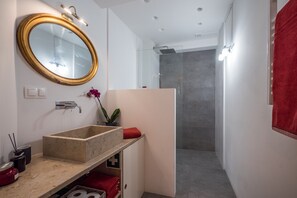 Dusche, Haartrockner, Handtücher, Seife