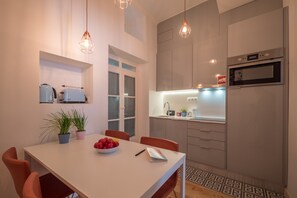 Kühlschrank, Mikrowelle, Ofen, Herdplatte