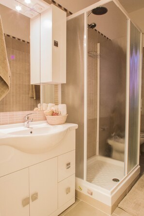 Dusche, Haartrockner, Bidet, Handtücher