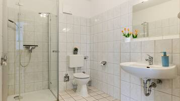 Een douche, een haardroger, toiletpapier