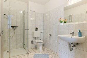 Regadera, secadora de cabello, papel de baño 
