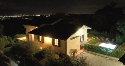 Villa omalla uima-altaalla ja panoraamaterassilla.