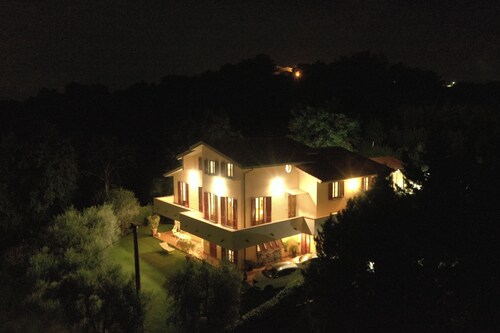 Villa omalla uima-altaalla ja panoraamaterassilla.