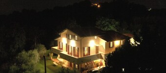 Villa avec piscine privée terrasse panoramique entourée d'oliviers et de vignes.