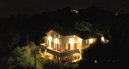 Villa omalla uima-altaalla ja panoraamaterassilla.