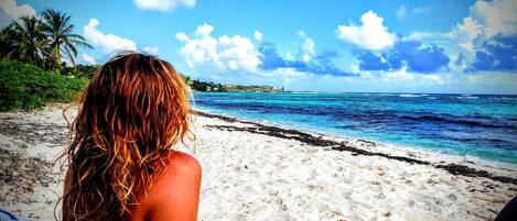 En la playa, camastros y toallas de playa