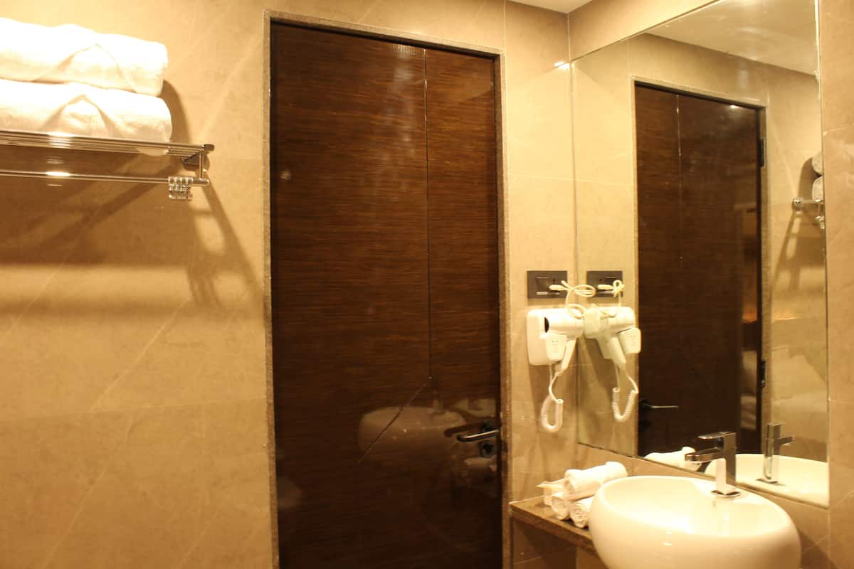 Executive Triple Room, Multiple Beds, Non Smoking, City View | Bathroom | Towels