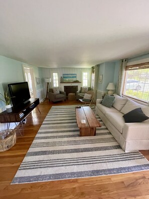 Smart-tv, eldstad, böcker och en stereo