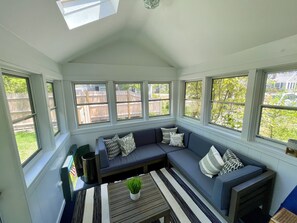 Smart-TV, peis, bøker og stereoanlegg