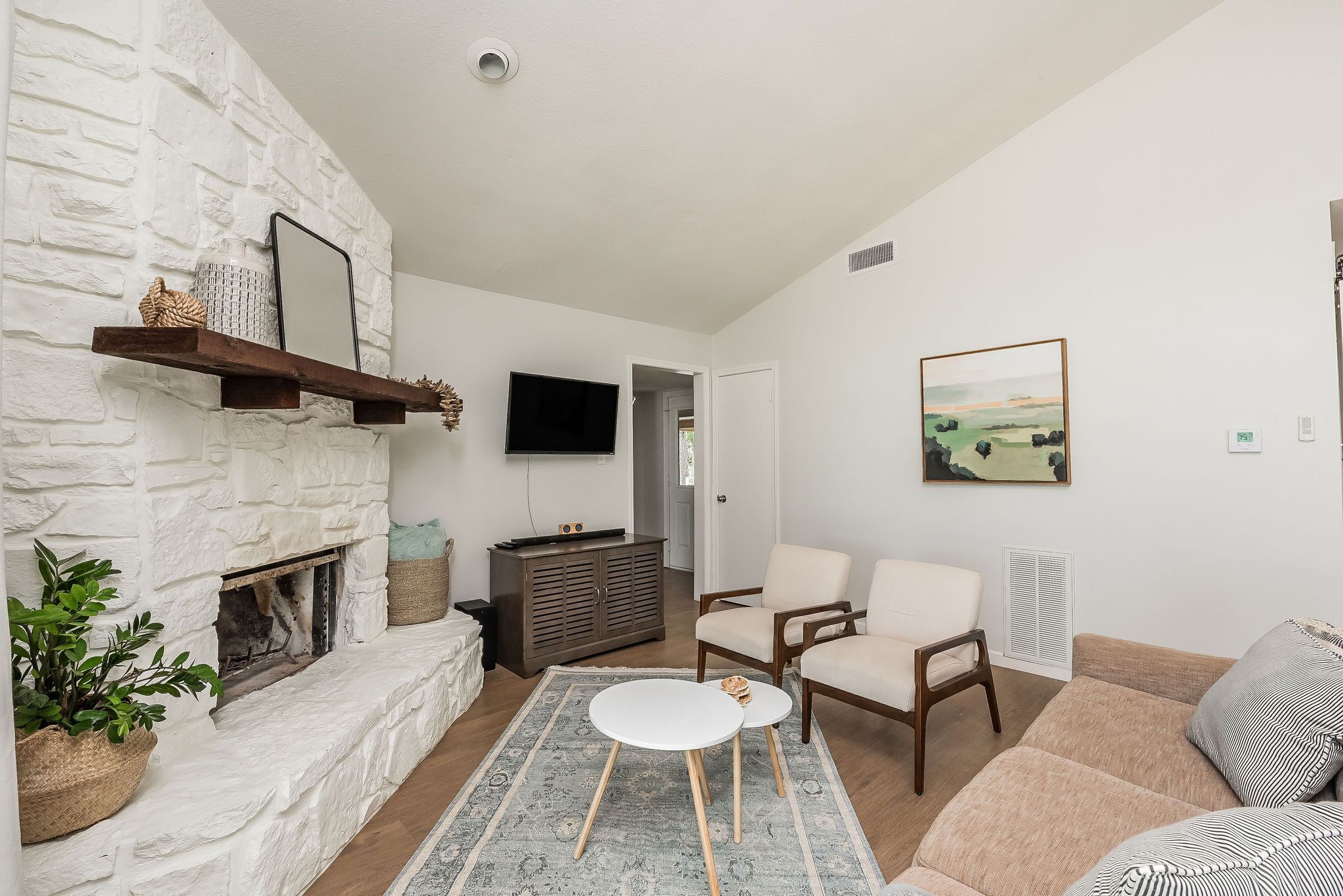 Beautiful lakefront retreat