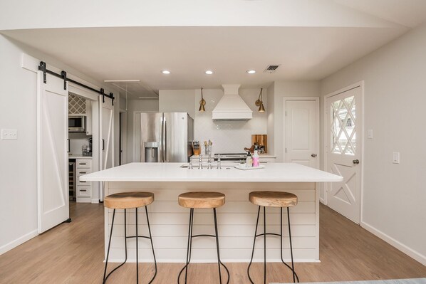 冷蔵庫、電子レンジ、オーブン、コンロ