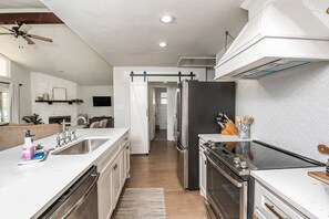 冷蔵庫、電子レンジ、オーブン、コンロ