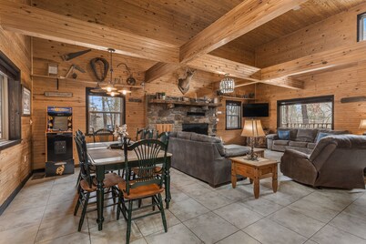 near Jasper, secluded, close to Buffalo River, hiking, WIFI, Arcade game,