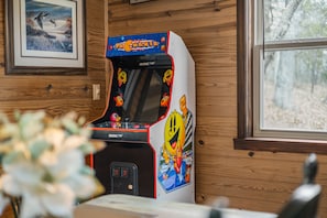 Game room - near Jasper, secluded, close to Buffalo River, hiking, WIFI, Arcade game,  (Jasper)
