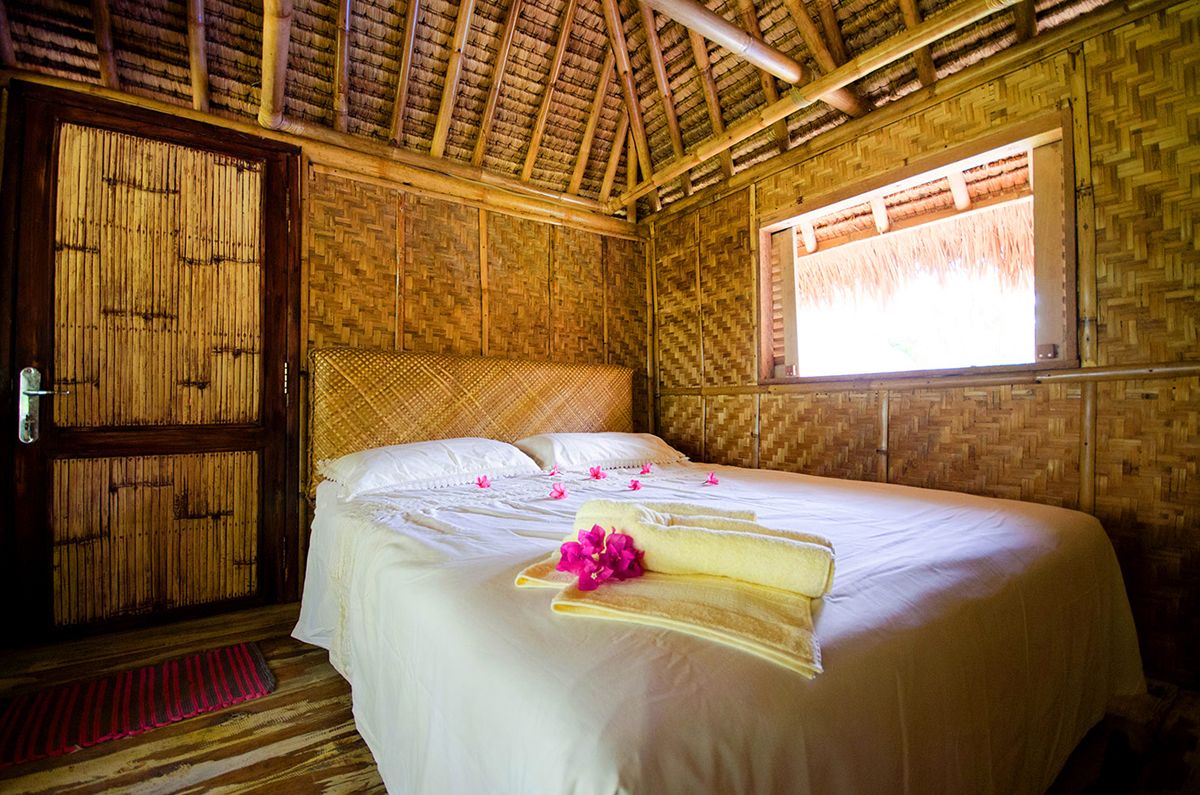 Una habitación con cama, ventana y puerta.