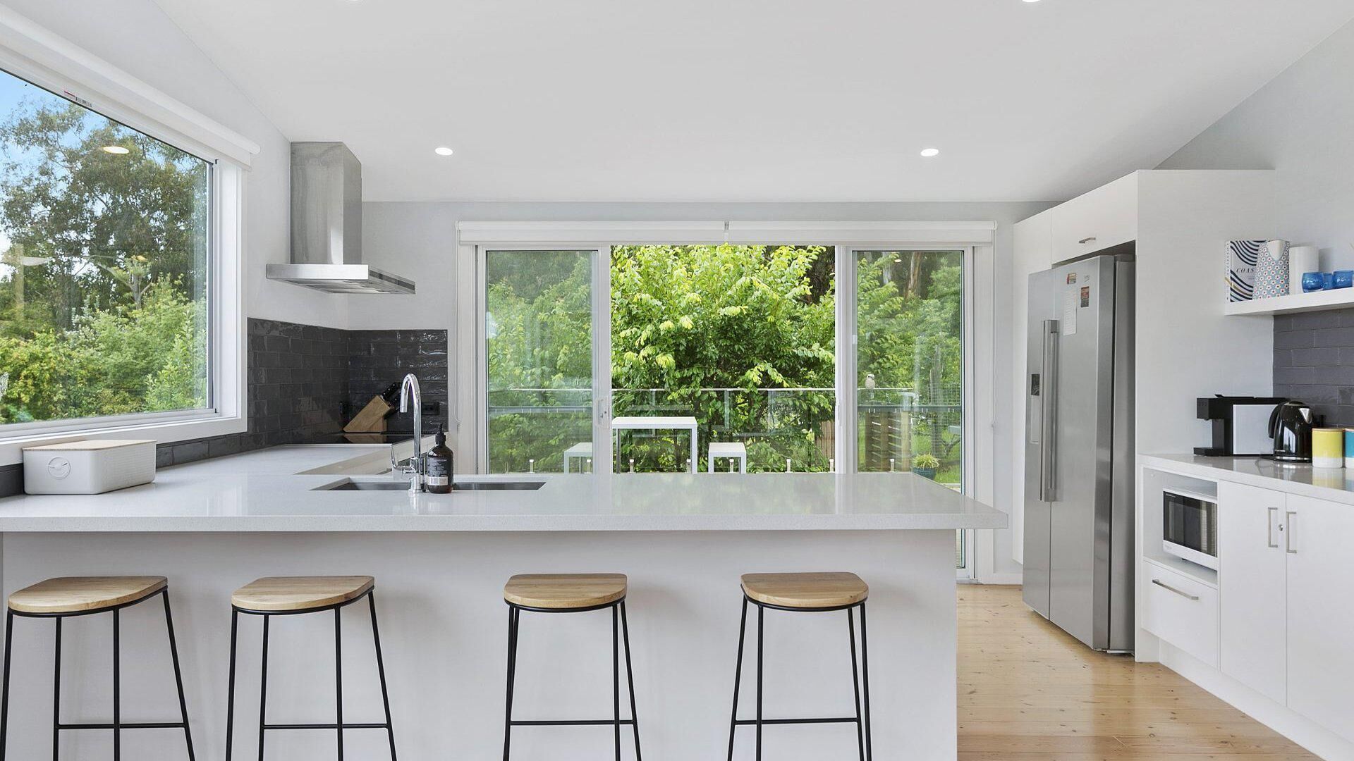 Kühlschrank, Mikrowelle, Geschirrspüler, Toaster