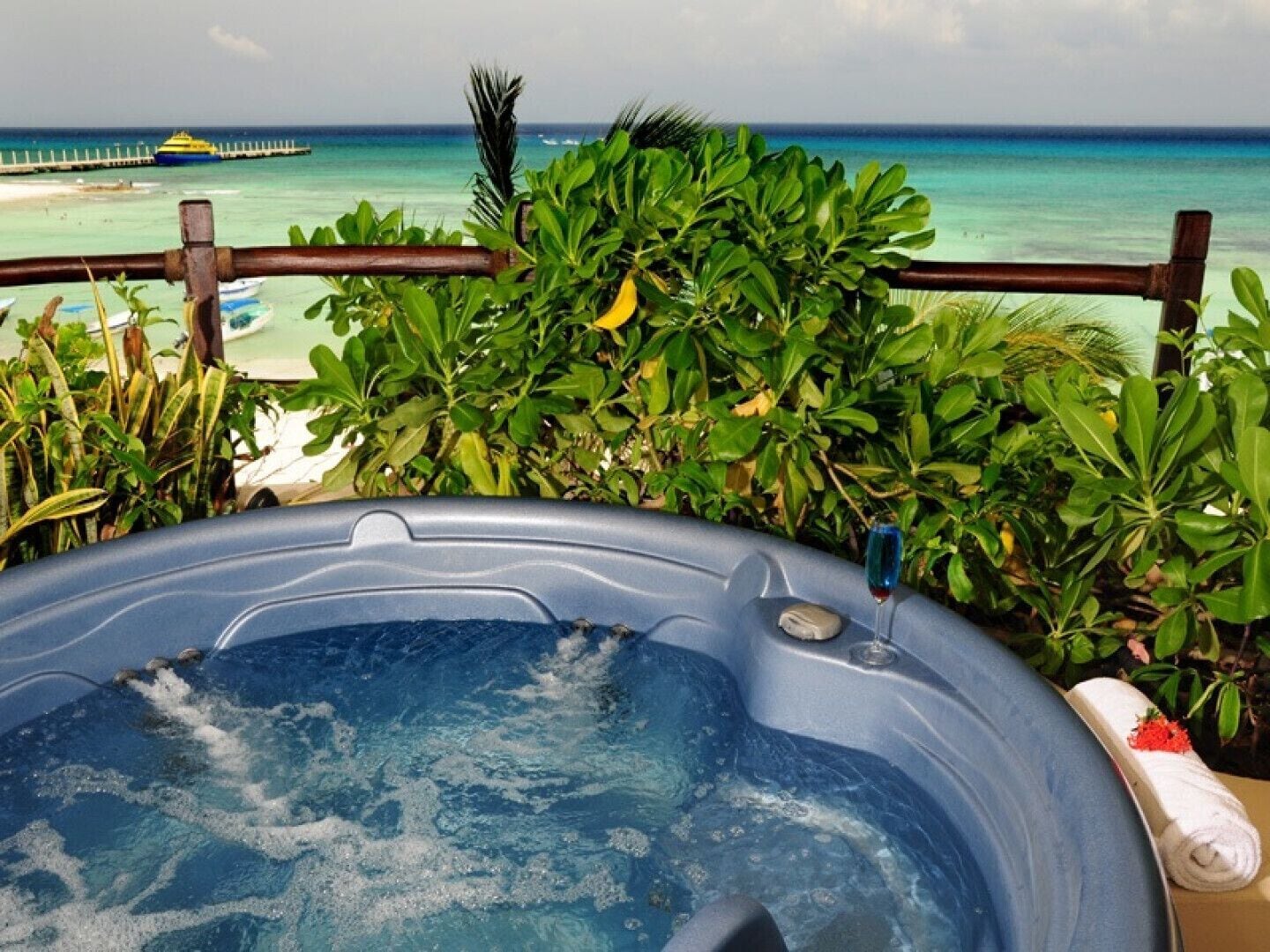 Tina de hidromasaje al aire libre