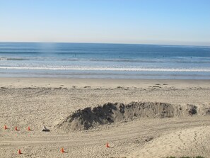 Beach nearby, sun-loungers, beach towels