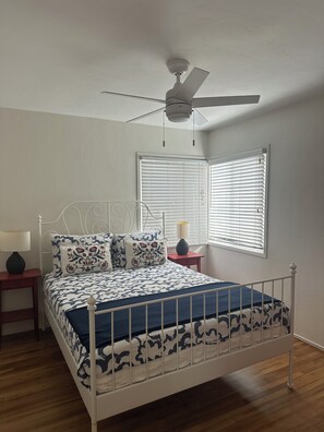 1 slaapkamer, een strijkplank/strijkijzer, gratis wifi, beddengoed