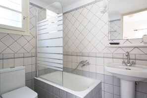 Badewanne, Haartrockner, Handtücher, Seife