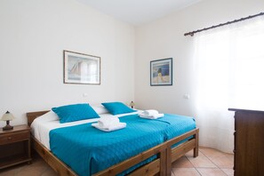 4 makuuhuonetta, silitysrauta/-lauta, ilmainen Wi-Fi, vuodevaatteet