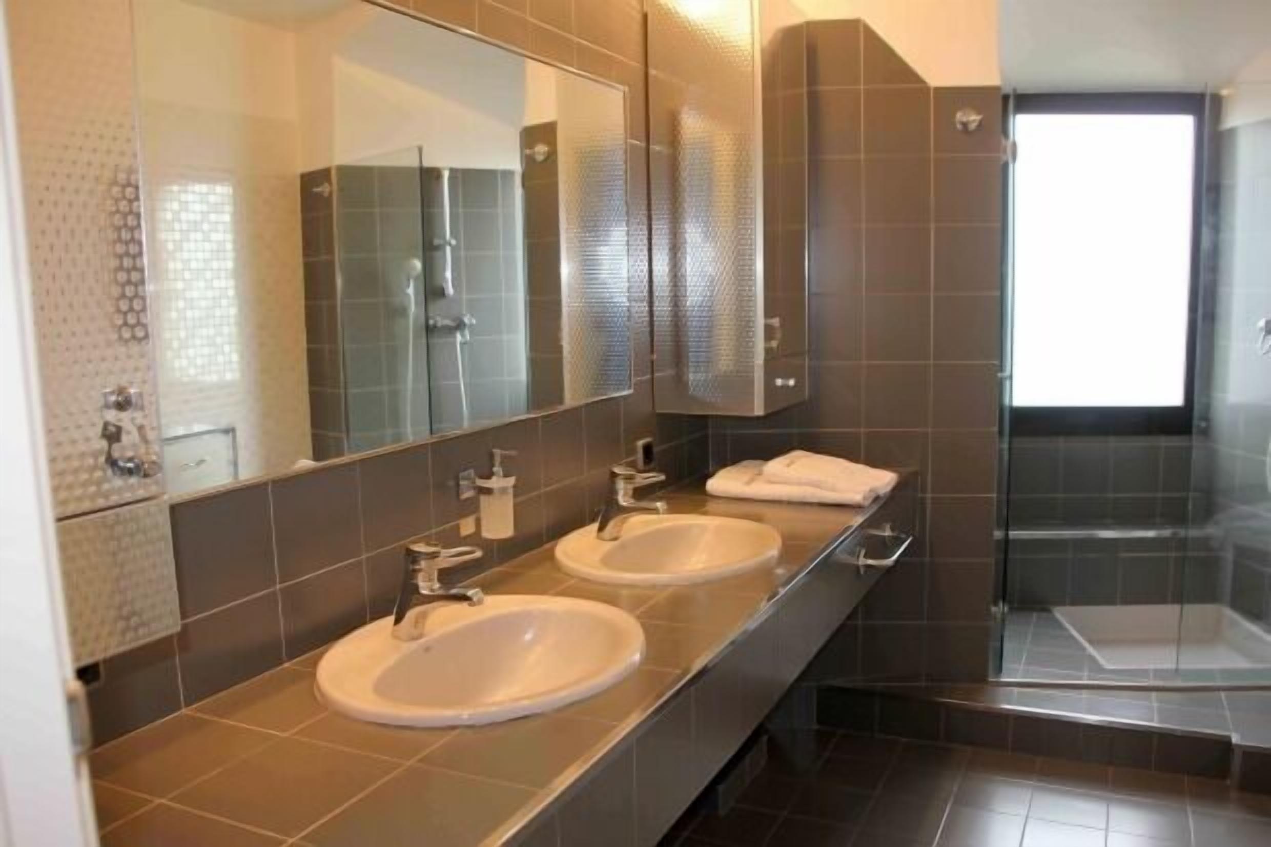 Badekar, hårføner, bidé og håndklær