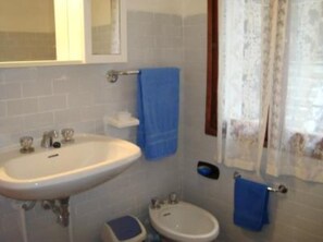 Badewanne, Haartrockner, Bidet, Handtücher