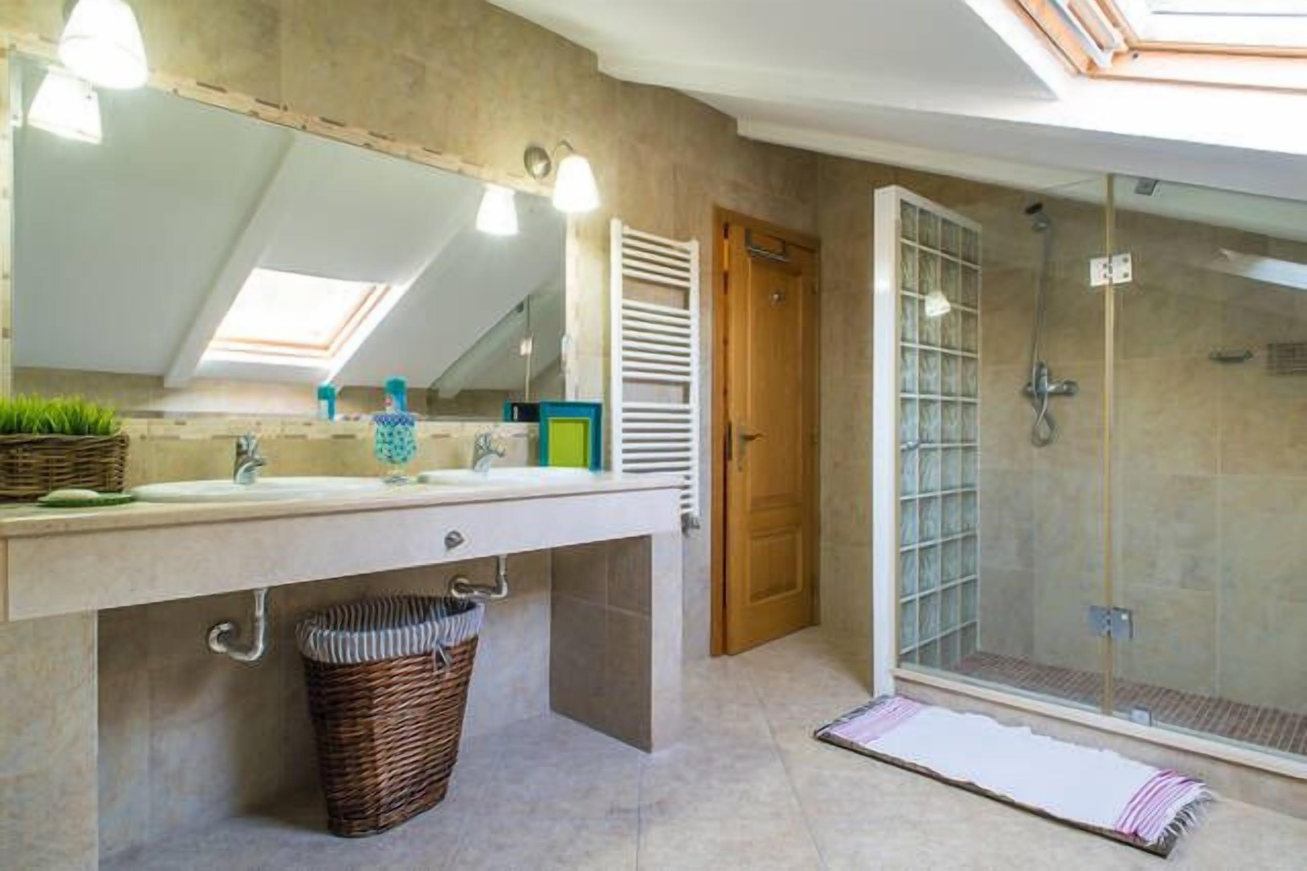 Ensemble douche/baignoire, baignoire à jets, sèche-cheveux, bidet