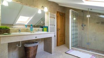 Ensemble douche/baignoire, baignoire à jets, sèche-cheveux, bidet
