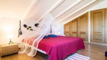 6 bedrooms, iron/ironing board, WiFi, bed sheets