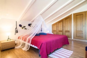 6 bedrooms, iron/ironing board, WiFi, bed sheets