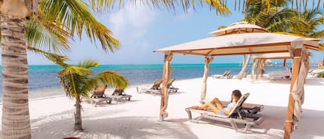 En la playa, camastros y toallas de playa