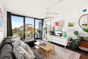 Una televisión, una oficina