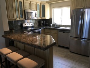 Refrigerador, microondas, horno y parrilla de estufa 