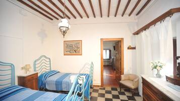 2 bedrooms, in-room safe, iron/ironing board, free WiFi