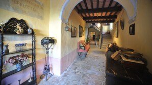 A narrow stone corridor with an arched ceiling, a chair, and a shelf with various items. - VILLA BENEDETTA, Casa Marcello # 2 (Sillicano in Garfagnana, Italia)