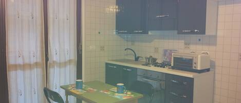 Kylskåp, ugn, spishäll och kaffe- och tebryggare