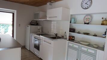 Een koelkast, een oven, een kookplaat, een vaatwasser