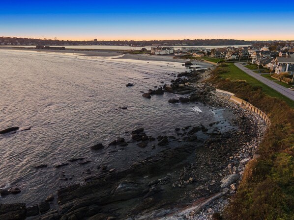 Ranta lähistöllä, aurinkotuoleja, rantapyyhkeitä