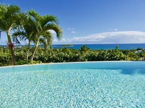 Una piscina con borde infinito, una piscina climatizada
